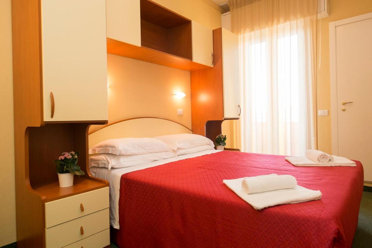 Hotel Crosal Римини Экстерьер фото