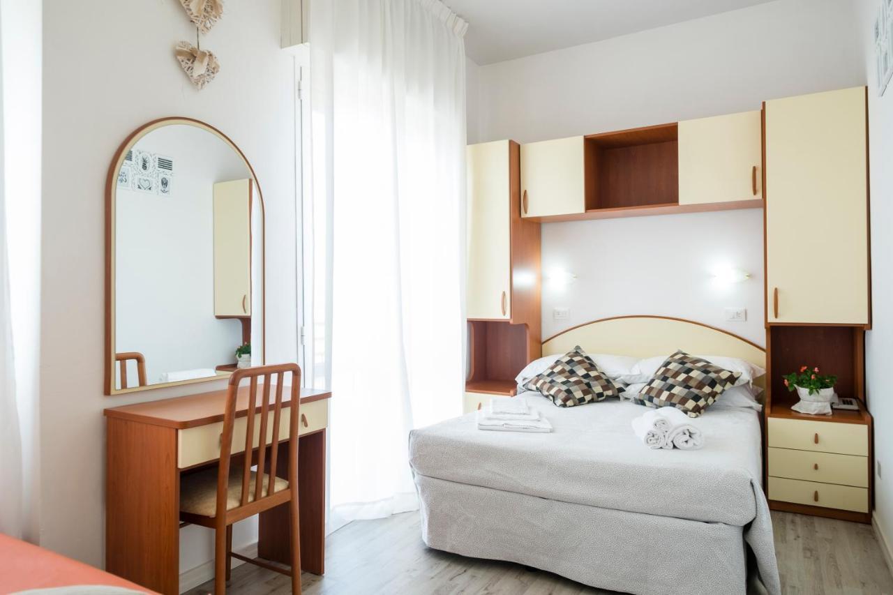 Hotel Crosal Римини Экстерьер фото