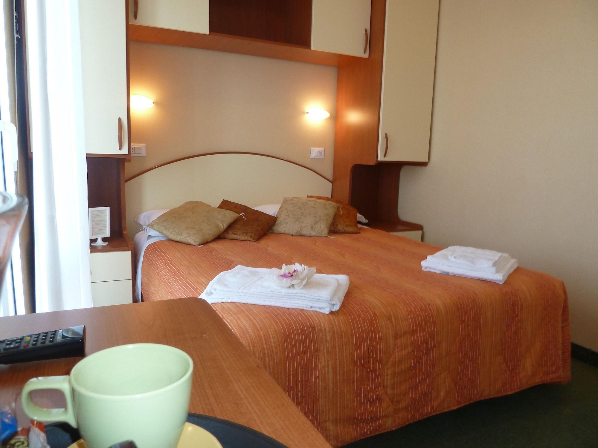 Hotel Crosal Римини Экстерьер фото