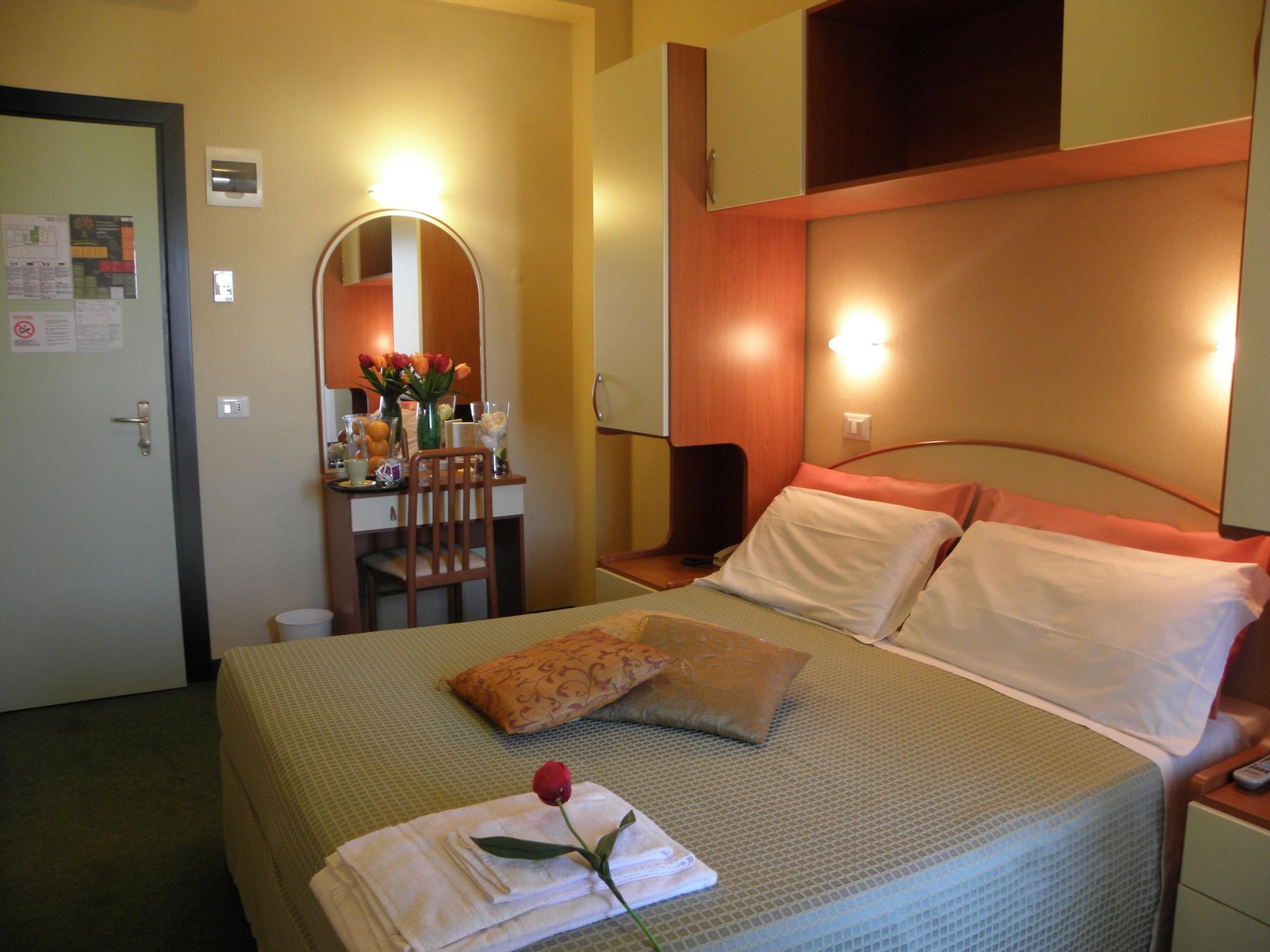 Hotel Crosal Римини Экстерьер фото