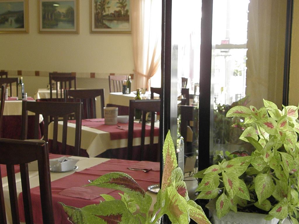 Hotel Crosal Римини Экстерьер фото