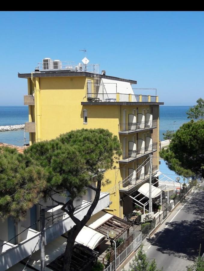 Hotel Crosal Римини Экстерьер фото
