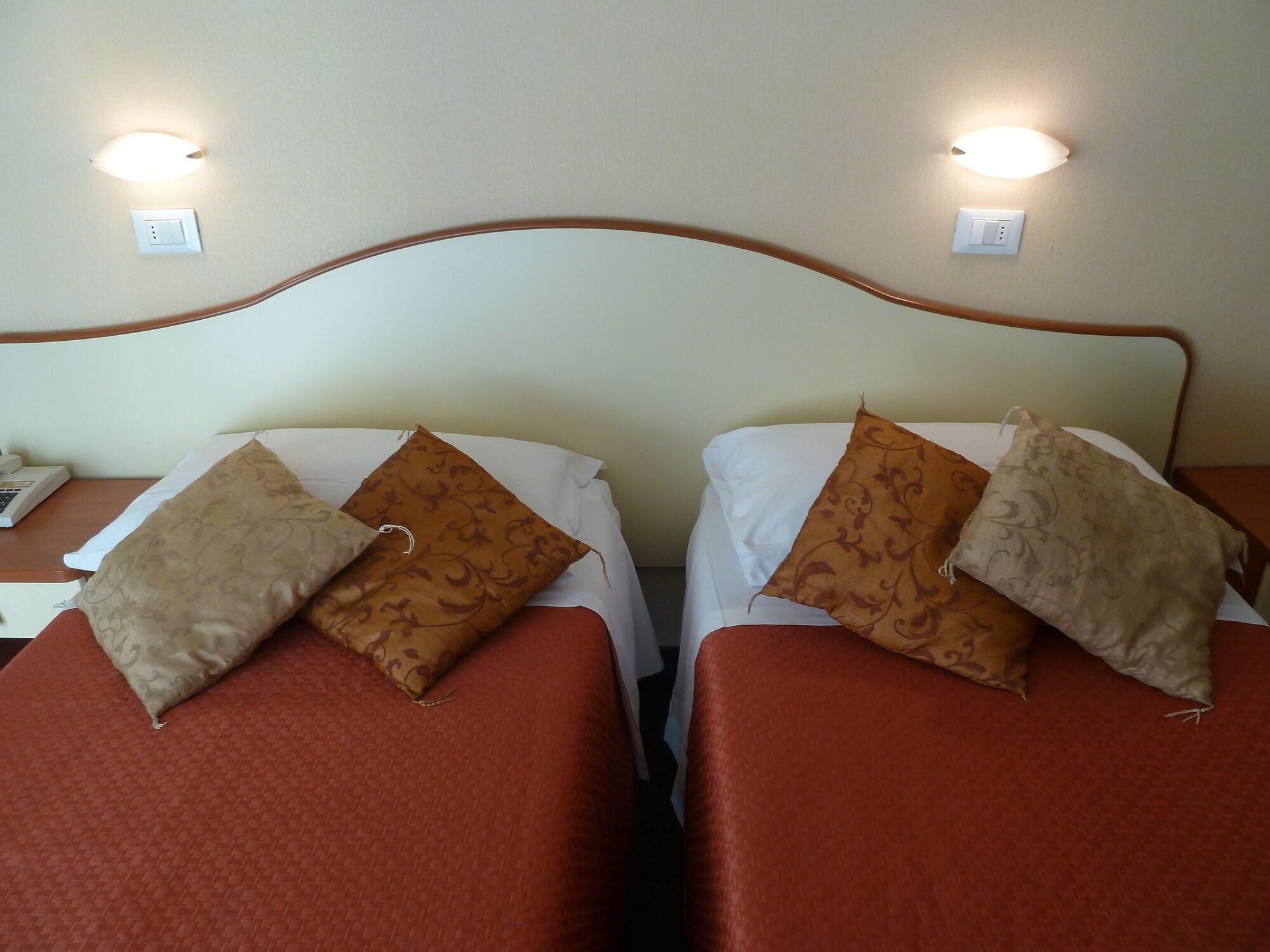 Hotel Crosal Римини Экстерьер фото
