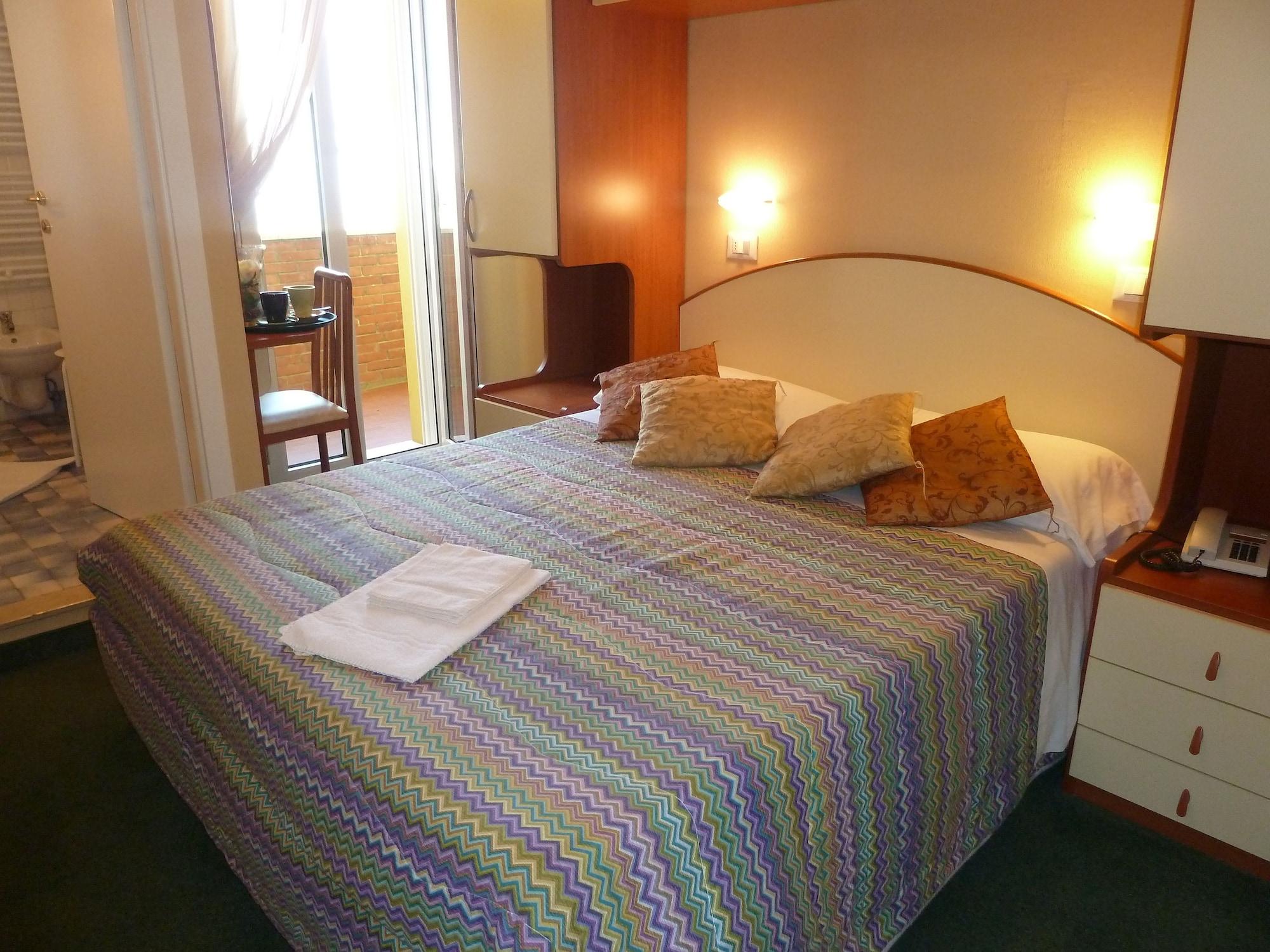 Hotel Crosal Римини Экстерьер фото