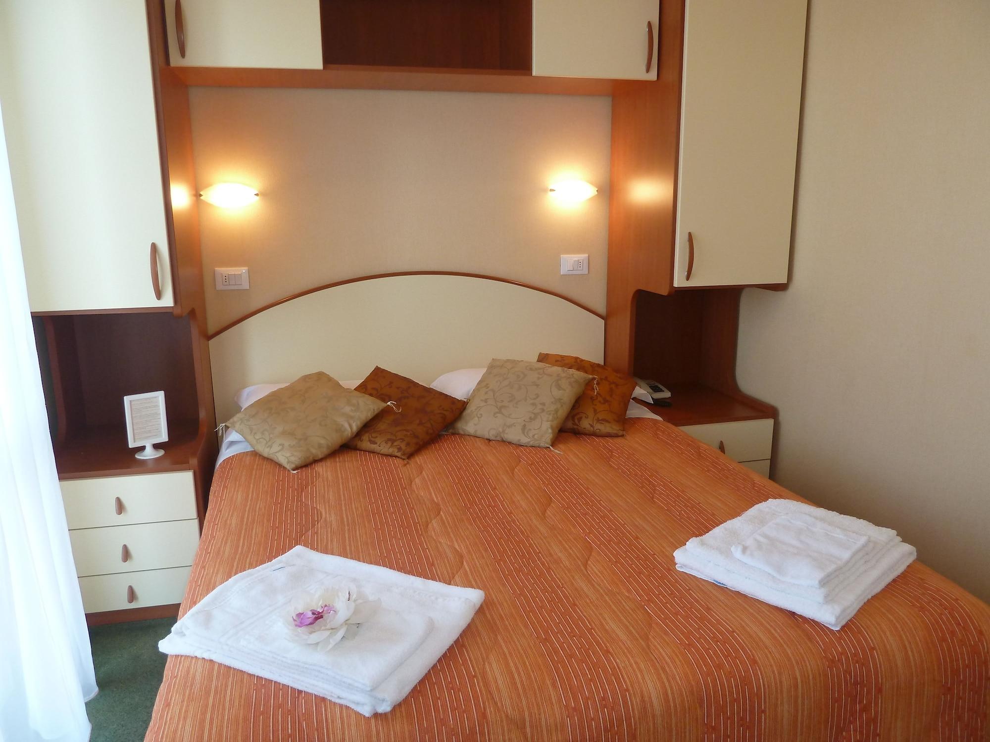 Hotel Crosal Римини Экстерьер фото