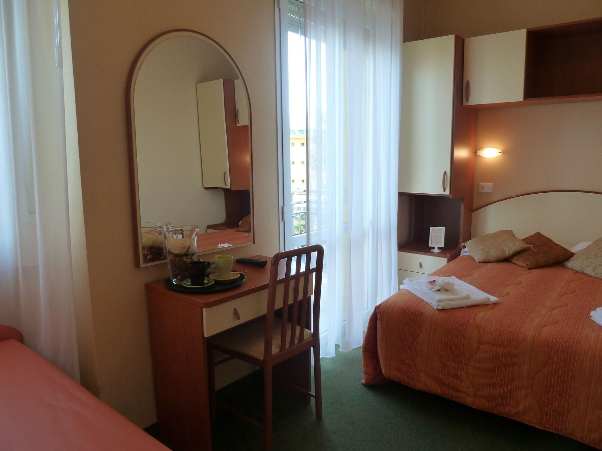 Hotel Crosal Римини Экстерьер фото