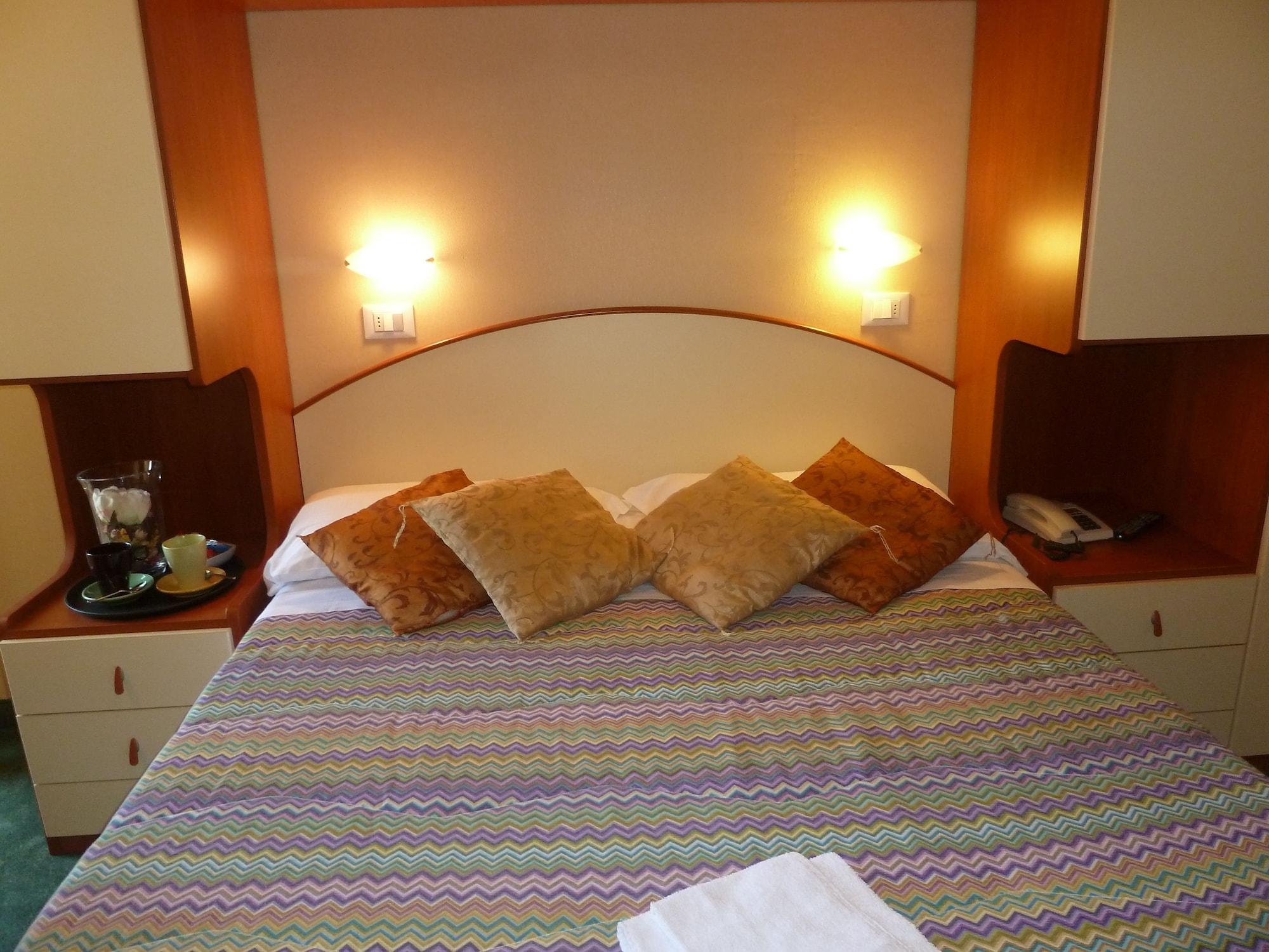 Hotel Crosal Римини Экстерьер фото