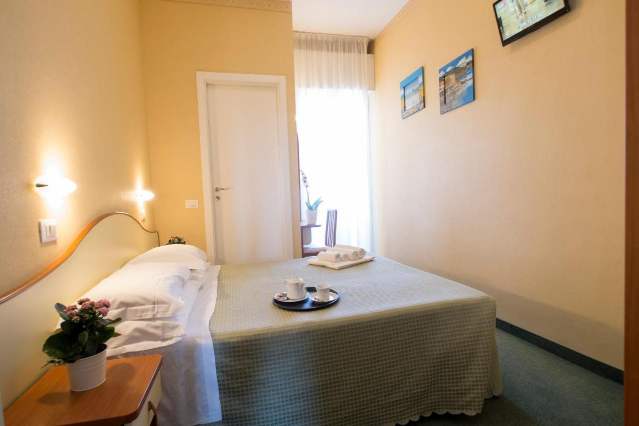 Hotel Crosal Римини Экстерьер фото