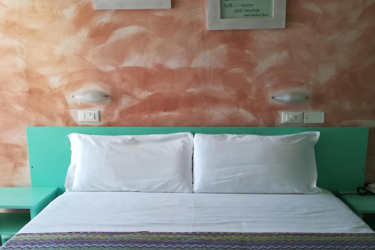 Hotel Crosal Римини Экстерьер фото