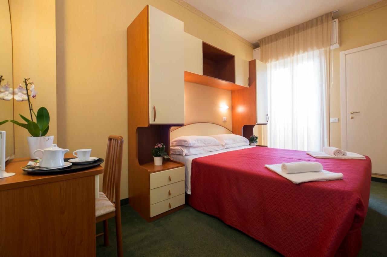 Hotel Crosal Римини Экстерьер фото