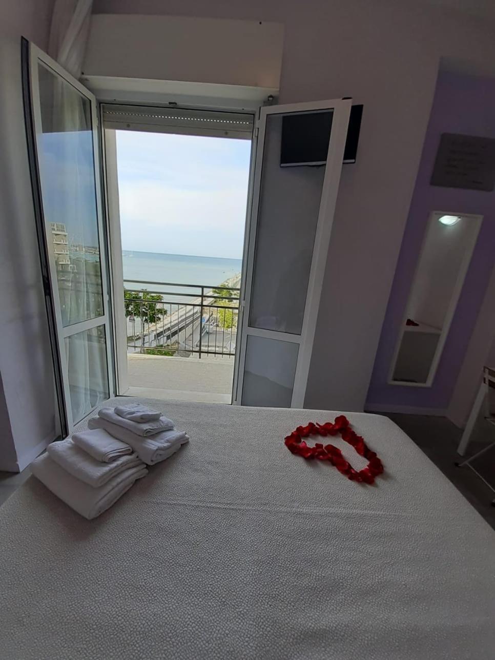 Hotel Crosal Римини Экстерьер фото