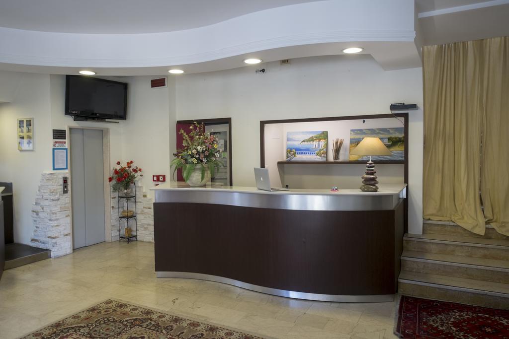 Hotel Crosal Римини Экстерьер фото