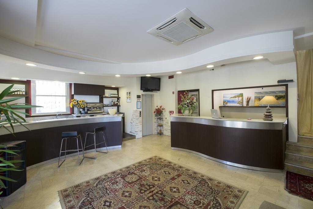 Hotel Crosal Римини Экстерьер фото