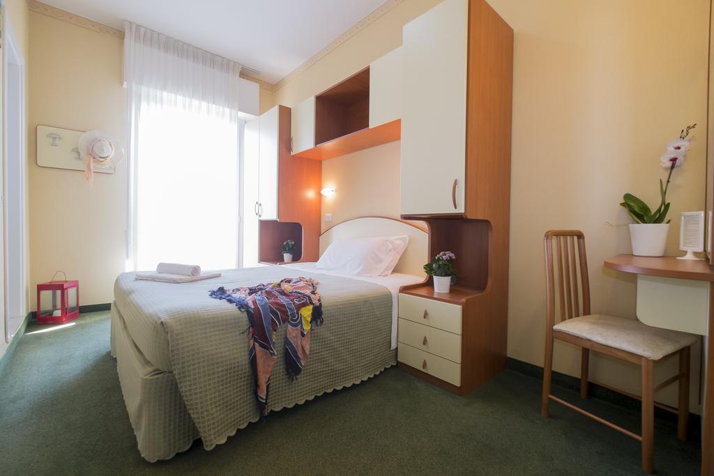 Hotel Crosal Римини Экстерьер фото