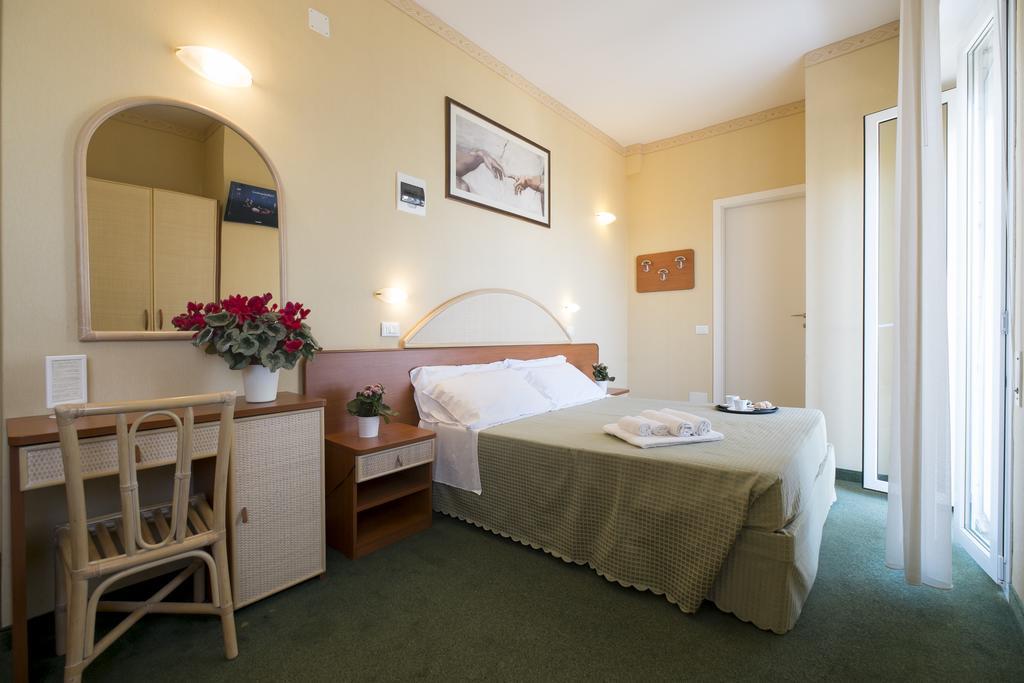 Hotel Crosal Римини Экстерьер фото