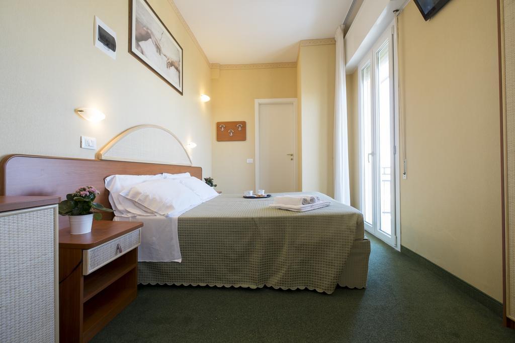 Hotel Crosal Римини Экстерьер фото
