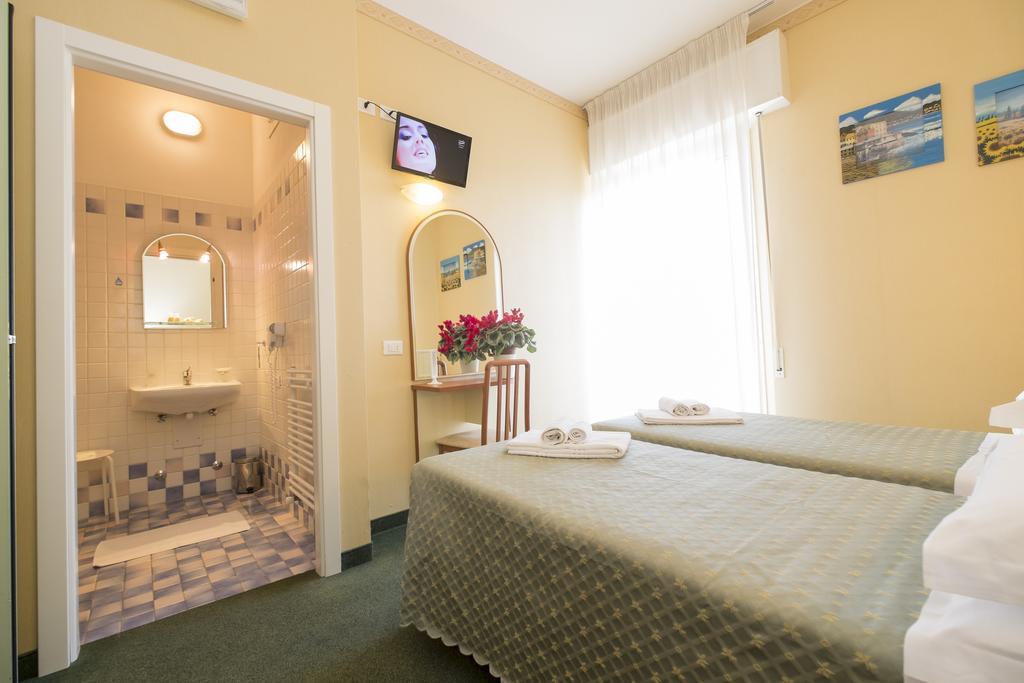 Hotel Crosal Римини Экстерьер фото
