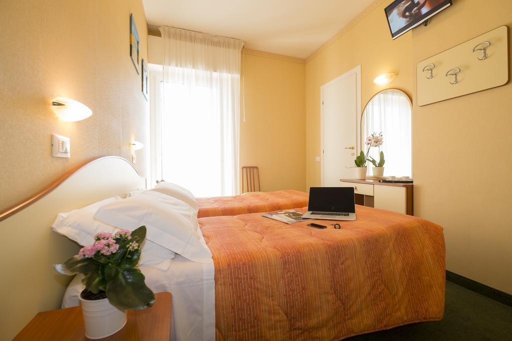 Hotel Crosal Римини Экстерьер фото