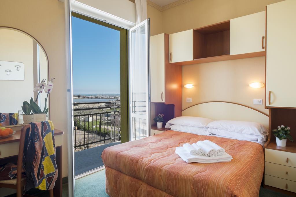 Hotel Crosal Римини Экстерьер фото