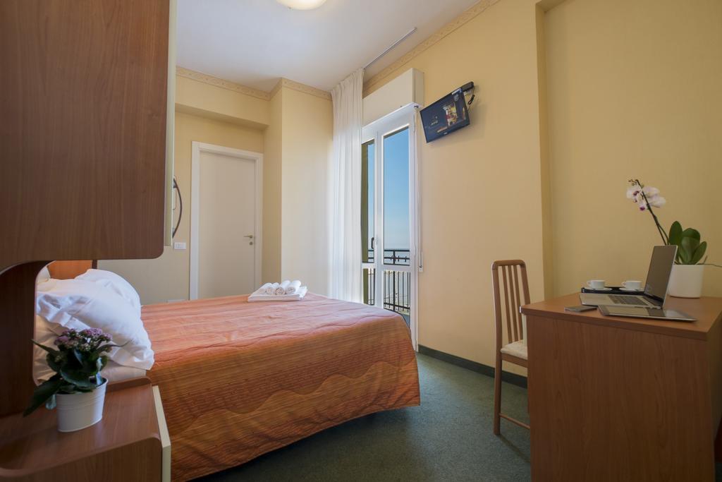 Hotel Crosal Римини Экстерьер фото