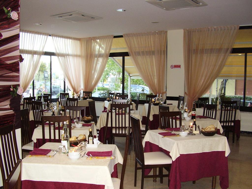 Hotel Crosal Римини Экстерьер фото
