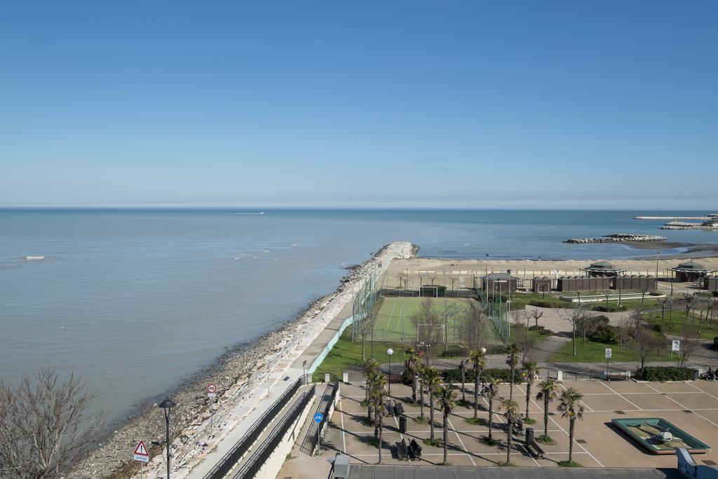 Hotel Crosal Римини Экстерьер фото