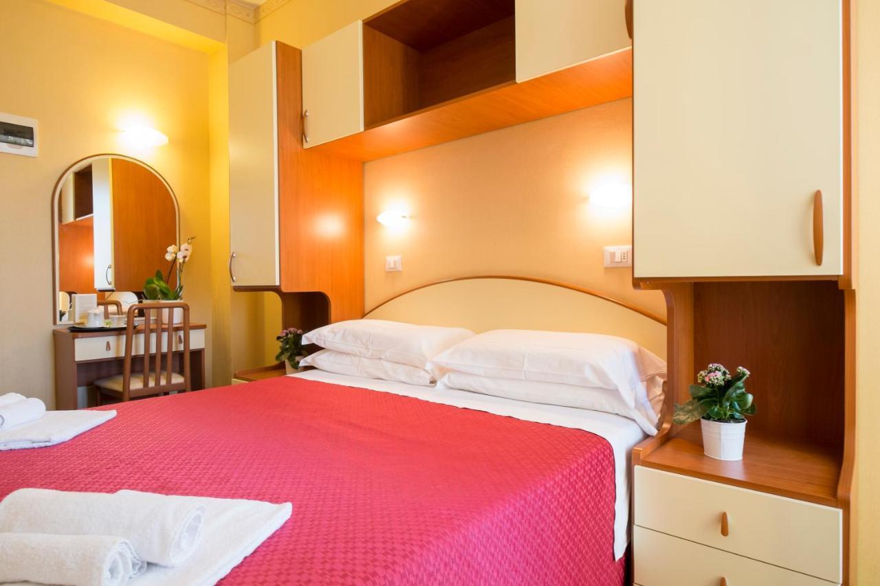 Hotel Crosal Римини Экстерьер фото