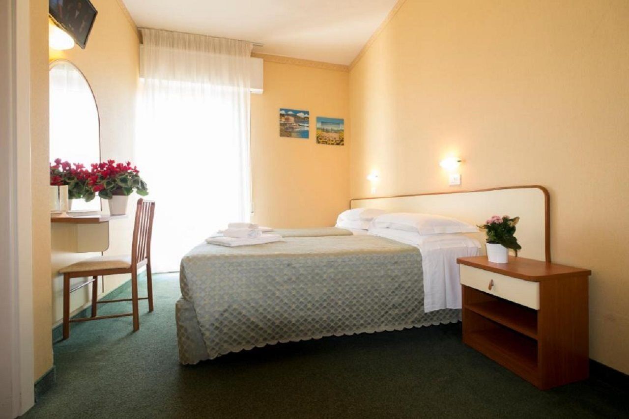 Hotel Crosal Римини Экстерьер фото