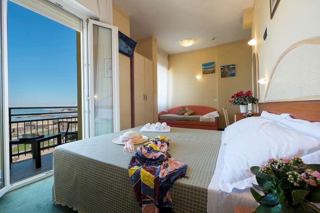 Hotel Crosal Римини Номер фото